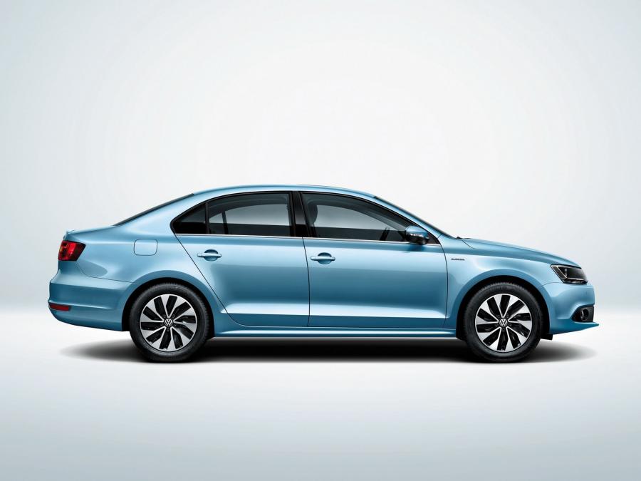  Volkswagen Sagitar Bluemotion 2013 года  (фото 7 из 8)